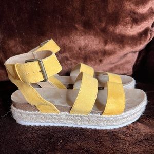 Universal Thread Platform Sandals Gently Used
